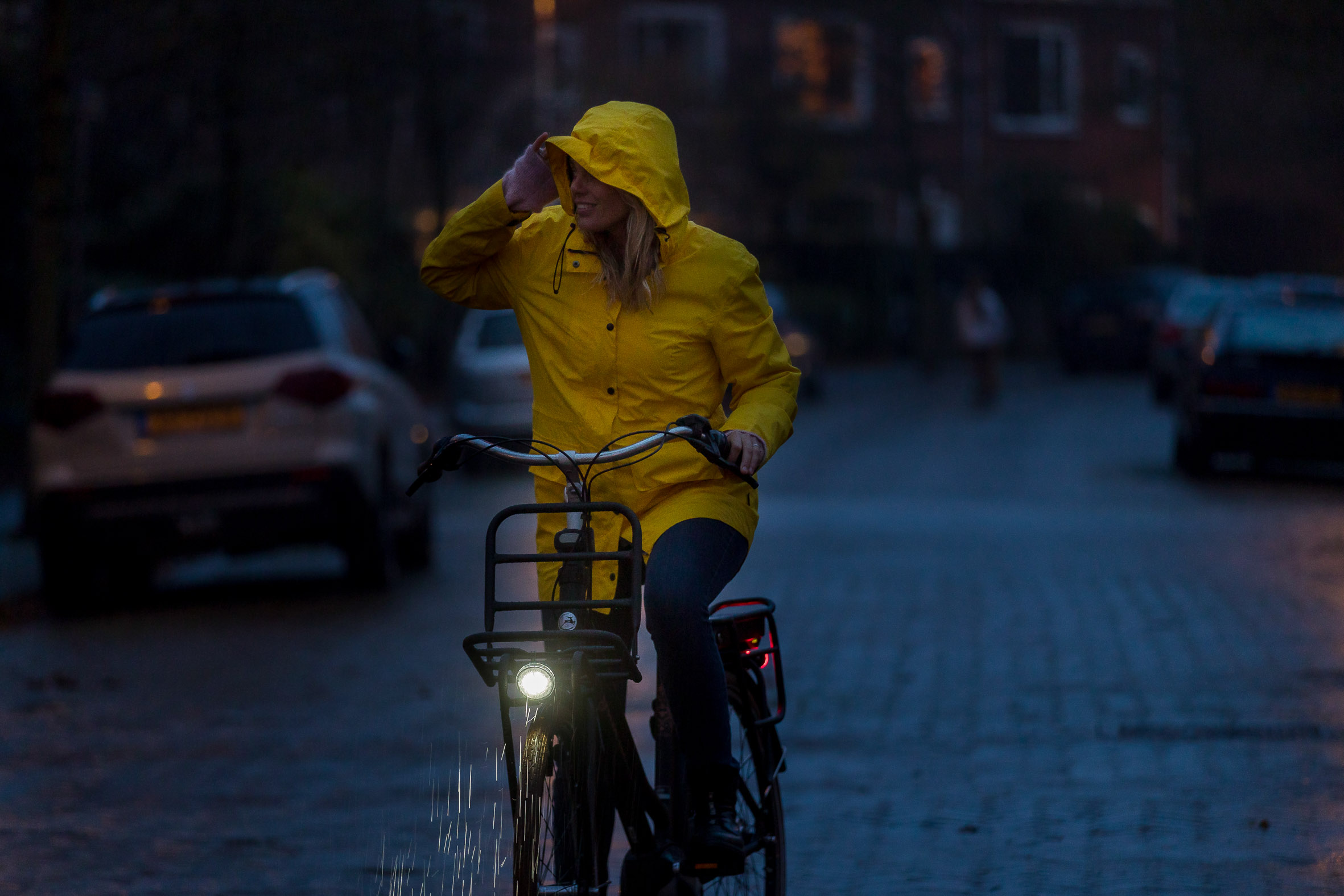 ANWBeeldbank Fietsen  op een e-bike in de herfst met slecht weer. Modellen Sanne Heijen en Ruben Butler