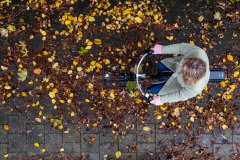 ANWBeeldbank Fietsen  op een e-bike in de herfst met slecht weer. Modellen Sanne Heijen en Ruben Butler