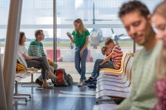 ANWB Beeldbank Fotografie van diverse situaties zoals aankomst vertrek wachten, op een vliegveld . Gefotografeerd op Groningen Airport Eelde Modellen Stel Wendy Vrijenhoek en Tom Heijboer, Gezin; Johan , Ravi, Kyan, Luna Liewes en Tjallie Massier