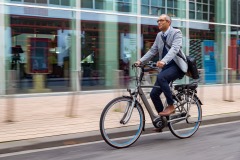 ANWBeeld Fotografie van E bikes  die  worden voor woon-werk.verkeer. Locatie Rotterdam Modellen: Robert van Laar, Michelle Klaver,Mireille Martis, Marc Remmers