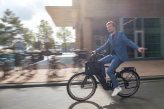 ANWBeeld Fotografie van E bikes  die  worden voor woon-werk.verkeer. Locatie Rotterdam Modellen: Robert van Laar, Michelle Klaver,Mireille Martis, Marc Remmers