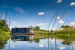 Waterkampioen Varen met een bungalowboot over de Havel bij Brandenburg